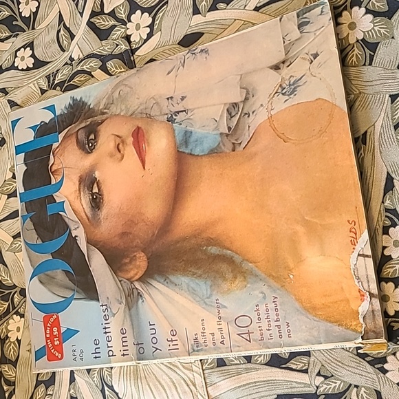 Vintage Vogue UK Magazine April 1 1975 - Picture 1 of 5